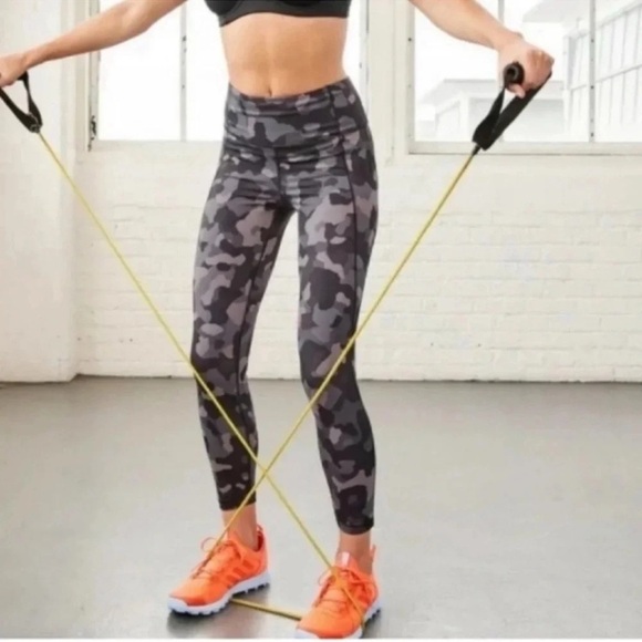 Athleta Lightning Camo 7/8 Tight Leggings Size XS - Picture 2 of 14